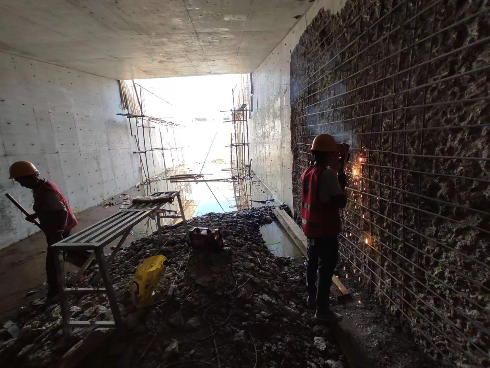 武山挖断承重墙导致楼体开裂，加固施工方案出炉